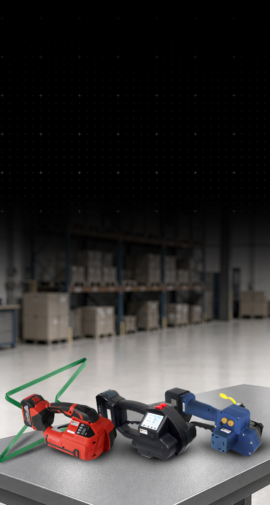 Três arqueadores de fita PET a bateria da linha SPH sobre bancada industrial